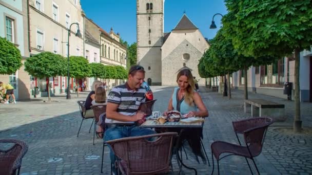 Turisták Reggeliznek Gyönyörű Szlovén Gradec Város Főterén — Stock videók