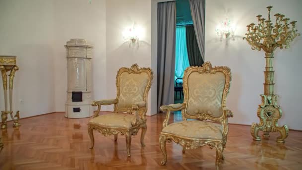 Aproximando Cadeiras Tecido Dourado Vazias Dentro Sala Branca Com Piso — Vídeo de Stock
