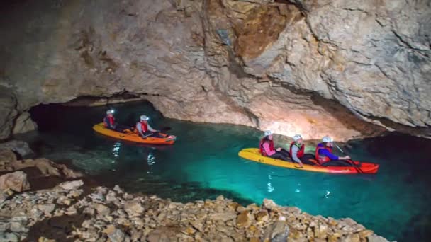 Extrema Äventyr Kajakgrupp Sport Vid Muzica Grotta Gruvor — Stockvideo