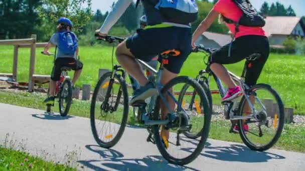 Spowolnione Ujęcie Rodziny Jeżdżącej Rowerze Wiejskiej Ścieżce Pobliżu Małego Placu — Wideo stockowe