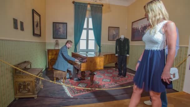 Kaukasisch Echtpaar Verkent Samen Hugo Wolf Museum Als Man Piano — Stockvideo