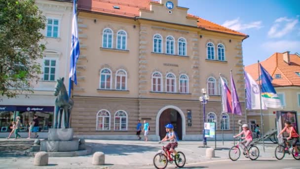 Föräldrar Och Barn Cykla Pittoreska Gator Slovenska Gradec Slow Motion — Stockvideo