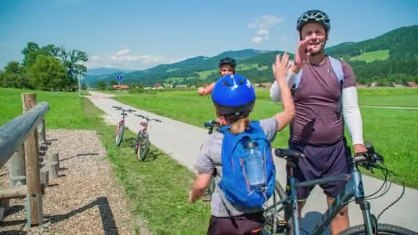 Jongen Meisje Doen High Five Fistbro Hun Ouders Fietstocht — Stockvideo