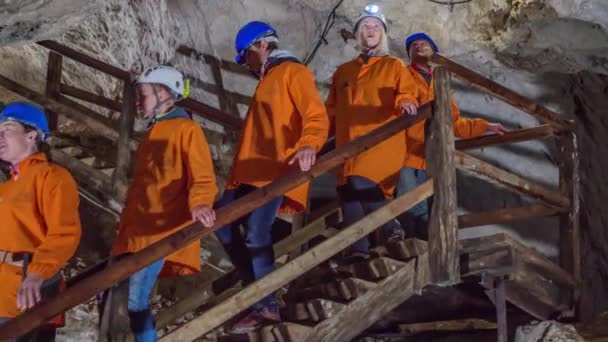 メジカ鉛と亜鉛鉱山の文化的 歴史的遺産のサイトの階段を降りる観光客のグループ スローモーション — ストック動画
