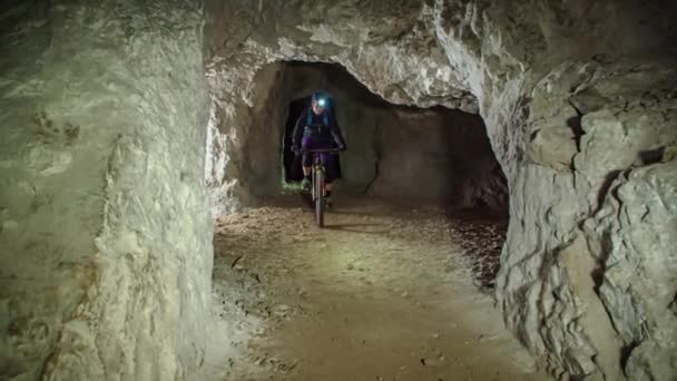 Άνθρωποι Ποδηλασία Βουνού Μέσα Από Ένα Υπόγειο Μονοπάτι Σπηλιά Αργή — Αρχείο Βίντεο