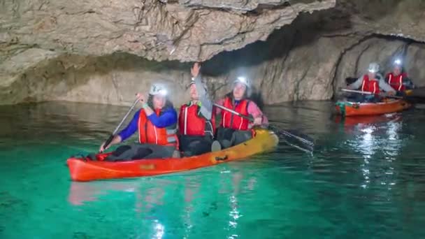 Turister Njuter Den Underjordiska Kajakpaddlingen Kulturminnesplatsen Gamla Historiska Gruvan Vid — Stockvideo