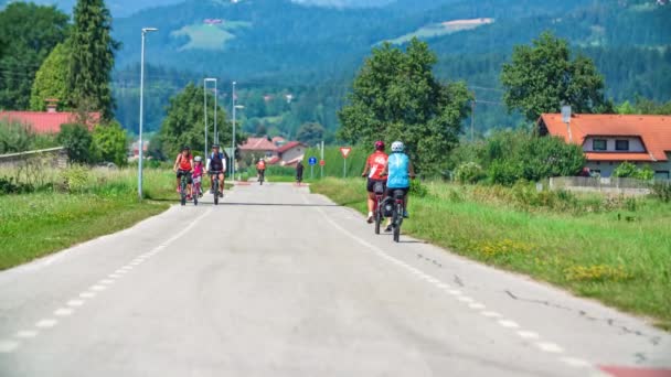 Una Familia Disfruta Paseo Bicicleta Ocio Por Carretera Rural Eslovenia — Vídeos de Stock