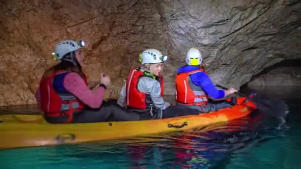 Turistas Desfrutando Caiaque Subterrâneo Local Patrimônio Antiga Mina Histórica Glancnik — Vídeo de Stock