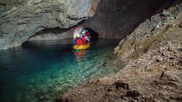 Vrienden Kajakken Mysterieuze Grotten Ongerept Water Van Mezica Mijn — Stockvideo