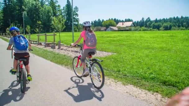 一家人在阳光灿烂的日子里骑自行车 享受美好的时光 — 图库视频影像