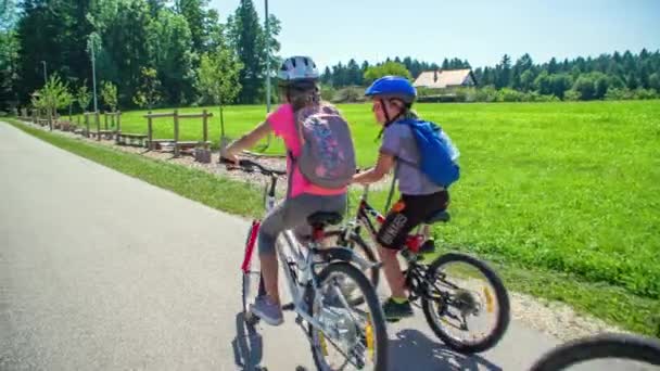 小さな男の子は家族と一緒に自転車に乗っている間に小さな事故があります — ストック動画