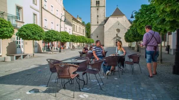 Camerieri Che Servono Tavoli Caffè All Aperto Una Bella Piazza — Video Stock