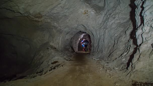 Mezica Uzun Mesafeli Rakipler Yeraltı Parkurunda — Stok video