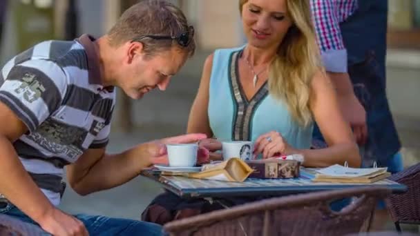 Uśmiechnięta Para Pachnąca Podziwiająca Kubki Delektująca Się Dobrą Kawą Świeżym — Wideo stockowe