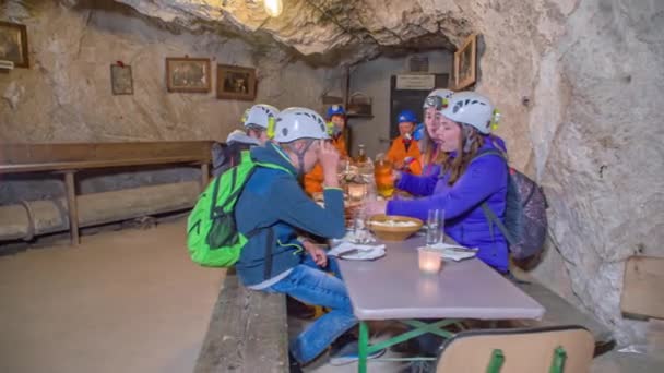 Gruppe Junger Touristen Genießt Lokale Wurst Einer Höhle — Stockvideo