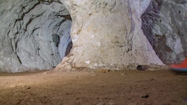 Corredores Com Traje Corrida Adequado Correndo Por Cavernas Escuras Ângulo — Vídeo de Stock