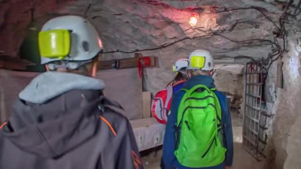 2015 Group Visitors Walking Passage Podzemlje Pece Tourist Mine 따라가라 — 비디오