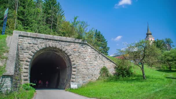 Styl Życia Rodziny Czterech Ścieżek Rowerowych Tunelu Słowenii Strona Dolly — Wideo stockowe