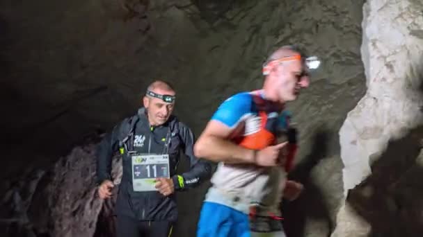 Viajantes Exploradores Correndo Desfrutando Nas Cavernas Profundas Mezica Eslovénia — Vídeo de Stock