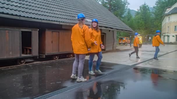 Groep Mensen Met Oranje Windbreakers Die Mijntocht Met Trein Beëindigt — Stockvideo