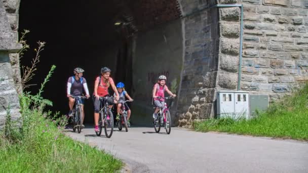 Familia Cuatro Personas Paseo Bicicleta Tranquilamente Con Clima Soleado Saliendo — Vídeos de Stock