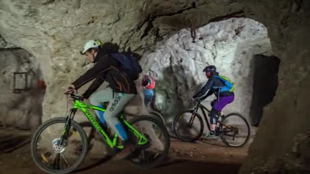Гірський Велосипед Ліхтариком Шоломі Підземна Печера Мезіка Словенія — стокове відео
