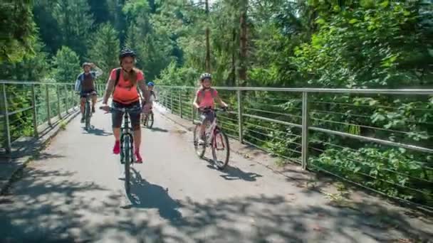 Család Biciklizik Erdőben — Stock videók