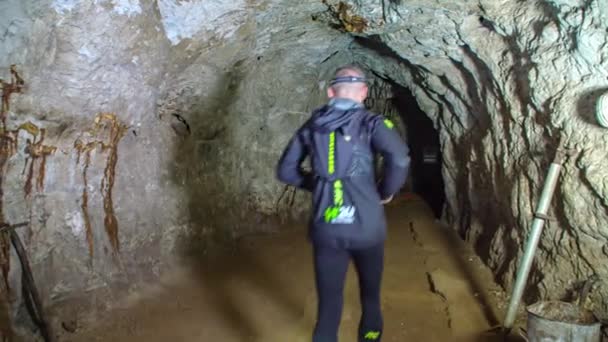 Due Uomini Caucasici Corrono Grotta Sotterranea Sulla Strada Sterrata Stretto — Video Stock