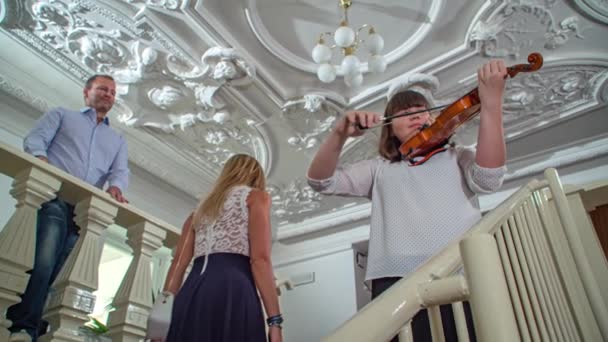 Женщина Играет Скрипке Лестнице Старом Доме Лепниной Старой Лампой Потолке — стоковое видео