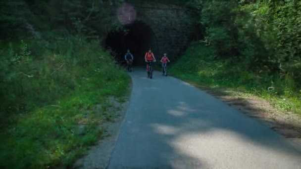 Família Ciclista Deixando Uma Caverna Uma Bela Floresta — Vídeo de Stock