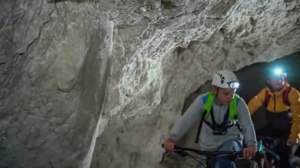 Μια Ομάδα Νέων Κάνουν Ποδηλατική Περιήγηση Στις Υπόγειες Σπηλιές Στη — Αρχείο Βίντεο
