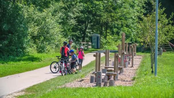 Menino Menina Andar Bicicleta Com Pais Deixar Pequeno Parque Infantil — Vídeo de Stock