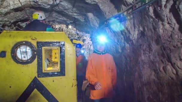 Passeio Família Trem Durante Passeio Subterrâneo Mezica Eslovênia — Vídeo de Stock