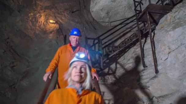 Dos Adultos Bajando Escaleras Dentro Mina Turística Podzemlje Pece Sigue — Vídeos de Stock