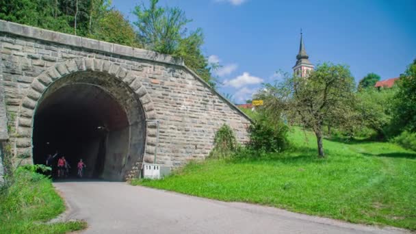 Wesoła Rodzina Wychodząca Tunelu Ciesząca Się Widokiem Strekna Ścieżkę Rowerową — Wideo stockowe