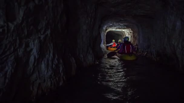 Przyjaciele Dwóch Kajakach Odkrywają Tajemnicze Podziemne Tunele Kopalni — Wideo stockowe