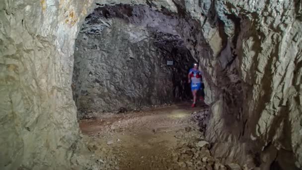 Deux Hommes Caucasiens Courent Dans Tunnel Grotte Rocheux Dans Une — Video