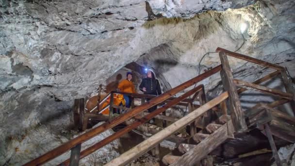 Відвідувачі Йдуть Вниз Сходах Підземльє Пес Туристичний Рудник Нижній Кут — стокове відео
