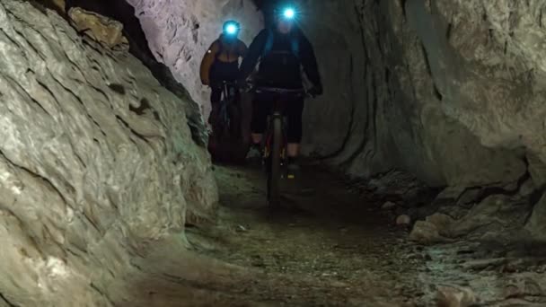 Ομάδα Ποδηλατών Που Ποδηλατούν Κάτω Από Σήραγγα Εξόρυξης Στο Βουνό — Αρχείο Βίντεο