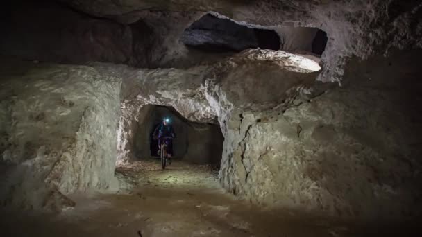 在斯洛文尼亚佩卡山下一个废弃的采矿隧道内 一家人骑山地自行车 — 图库视频影像