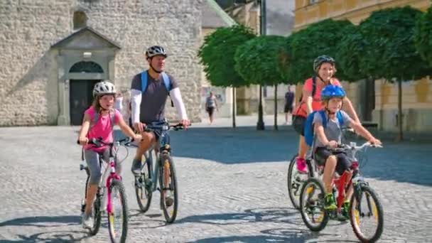 Familia Caucásica Padres Hijos Ciclismo Slovenj Gradec Movimiento Lento — Vídeos de Stock