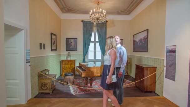 Caucásico Pareja Casada Caminando Observar Hugo Wolf Museo Artefactos Piano — Vídeo de stock