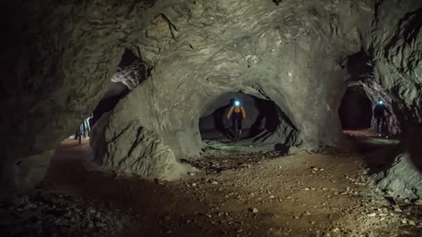 Family Enjoying Mining Tunnel Bike Tour Labyrinthy Mount Peca Mezica — стоковое видео