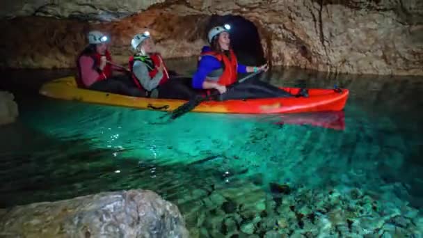 Tři Ženy Kajaku Podzemních Smaragdových Vodách Peca Slovinsko — Stock video