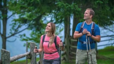 aktif ve mutlu çift Topla 'nın manzarasının keyfini çıkarıyorlar harika vadi, Slovenya.