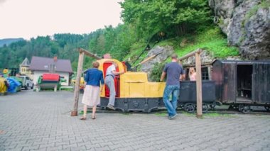 Turistler Crna na Koroskem 'deki Maden Müzesi' nin dışındaki kopya modelleri ziyaret ettiler.