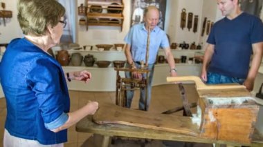 Crna na na Koroskem Madencilik Müzesi 'ndeki bir grup turist eserleri konuşuyor ve takdir ediyorlar. İnanılmaz yavan ve beyaz portreler..