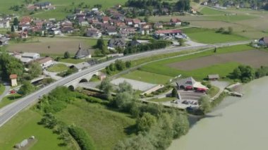 Radlje od Dravi 'nin güzel doğa ve trafik yollarıyla Drava nehri yakınlarındaki hava aracı görüntüleri.