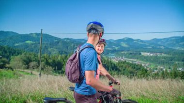 Erkek Bisikletçi Fit Kız Arkadaşına Komik Fıkra Anlattı