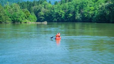 İnsanlar Drava nehrinde kano yapıp dinleniyorlar. Muta, Slovenya, Ağır çekim